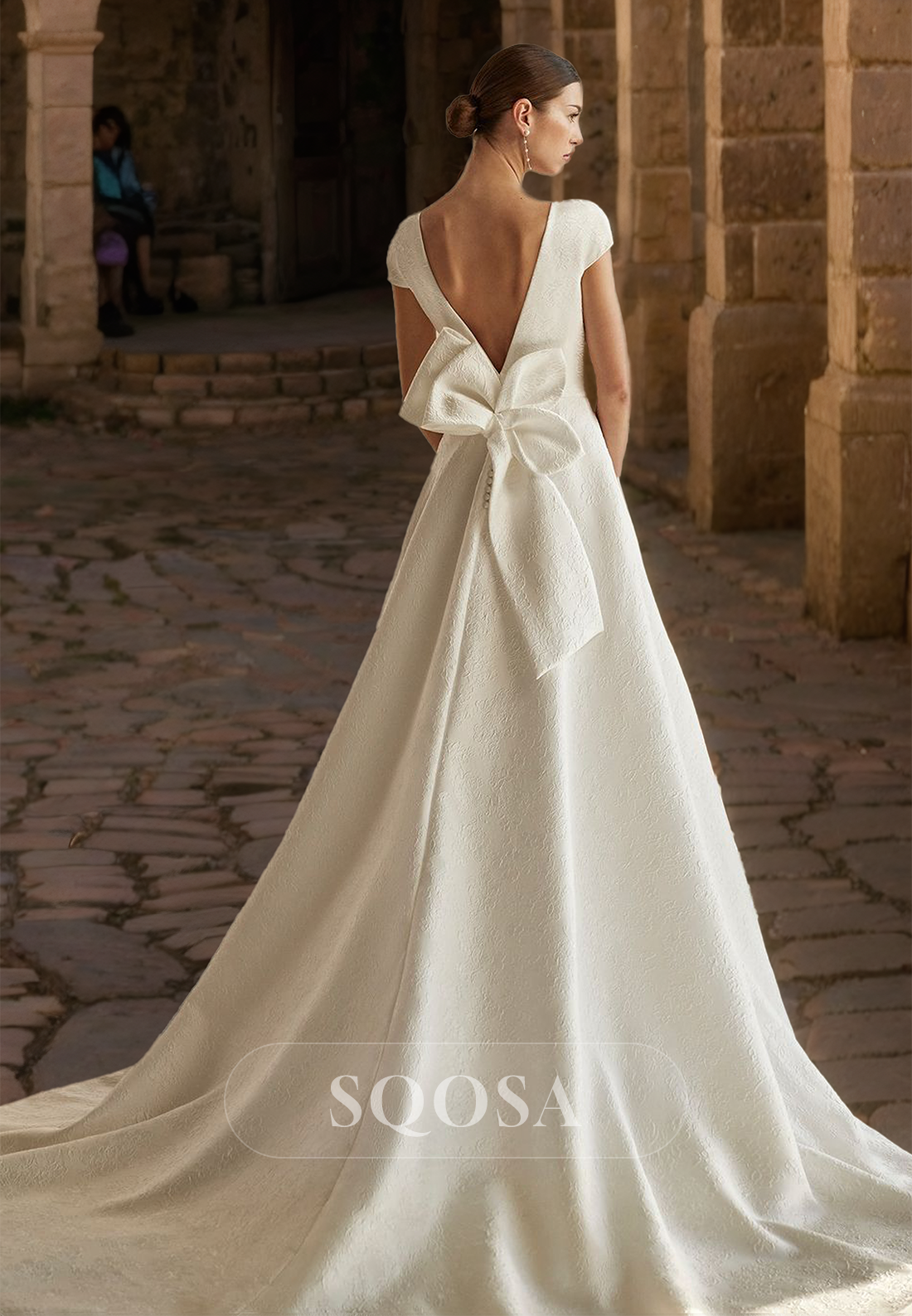 Scoop-Neck Short-Sleeves Satin A-Line Wedding Dress Allover Lace Applique Bride Gowns with Train