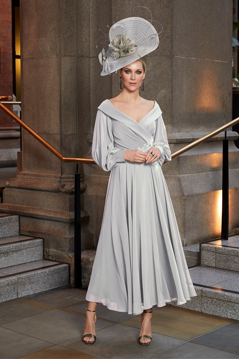 A Line V-Neck Appliques Long Sleeves Elegant Mother of the Bride Dress QM3138
